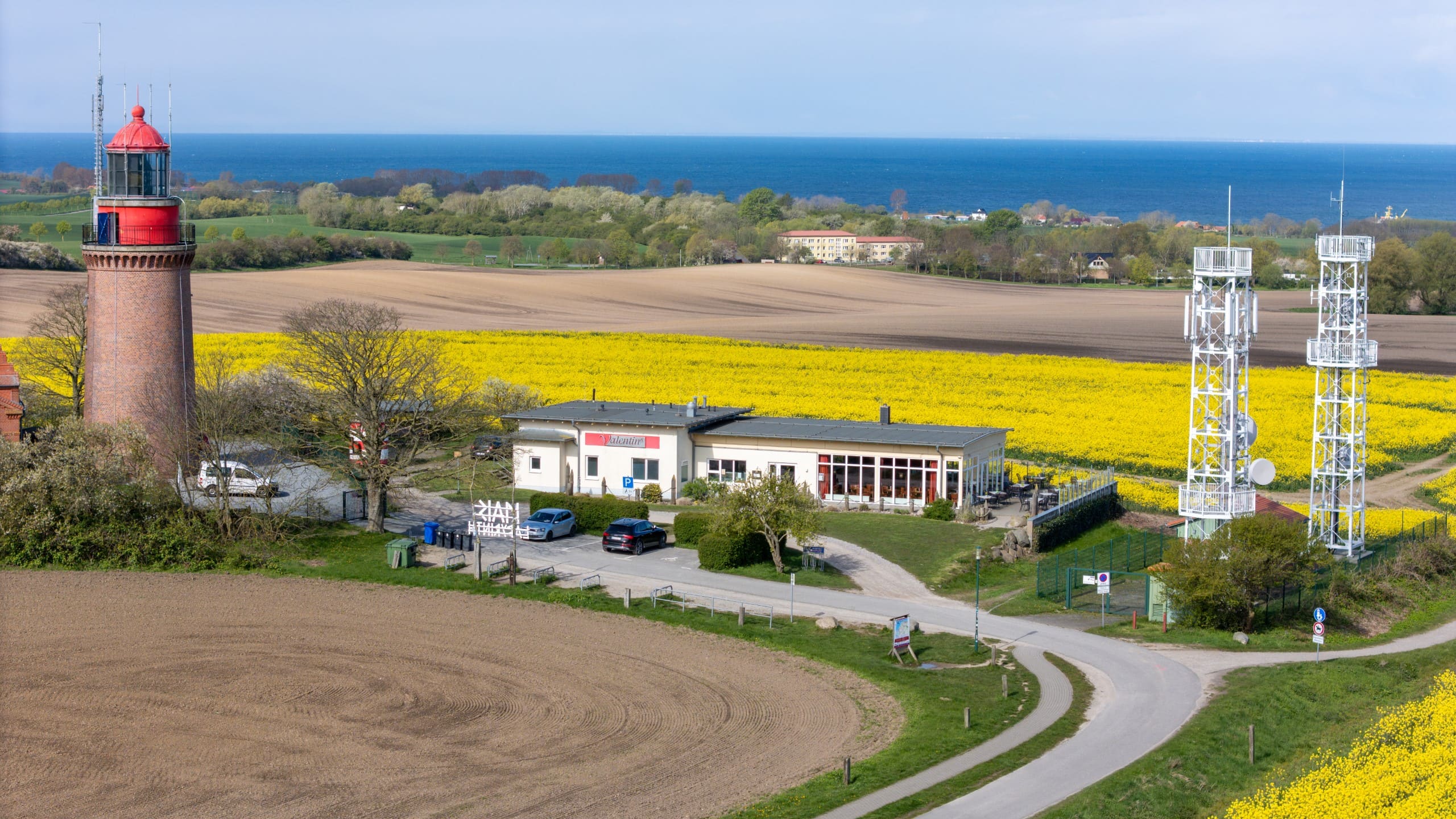 Drohnenaufnahme-Rapsfeld-und-gebaeude